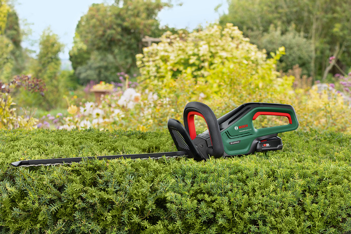 Bosch UniversalHedgeCut 18v-50 product in use