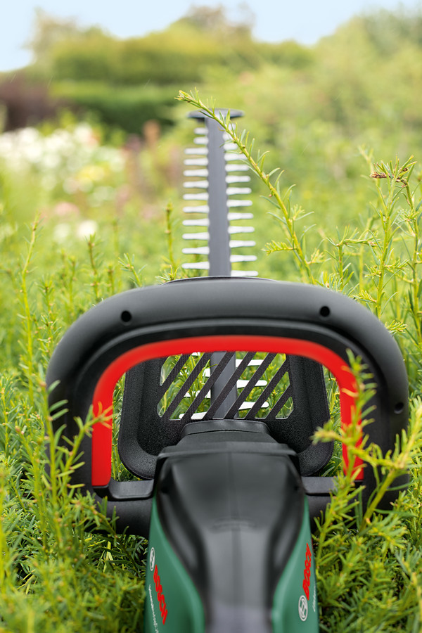 Bosch Universal HedgeCut 18v-50 (without battery) product in use