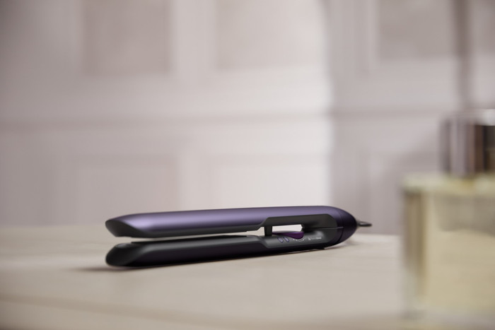 Philips BHS752/00 Dark Purple Metallic product in use