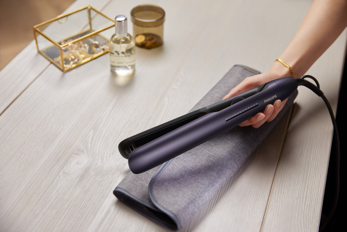 Philips BHS752/00 Dark Purple Metallic product in use