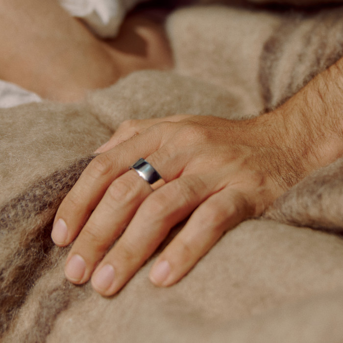 Oura Ring 4 Maat 9 Zilver product in gebruik