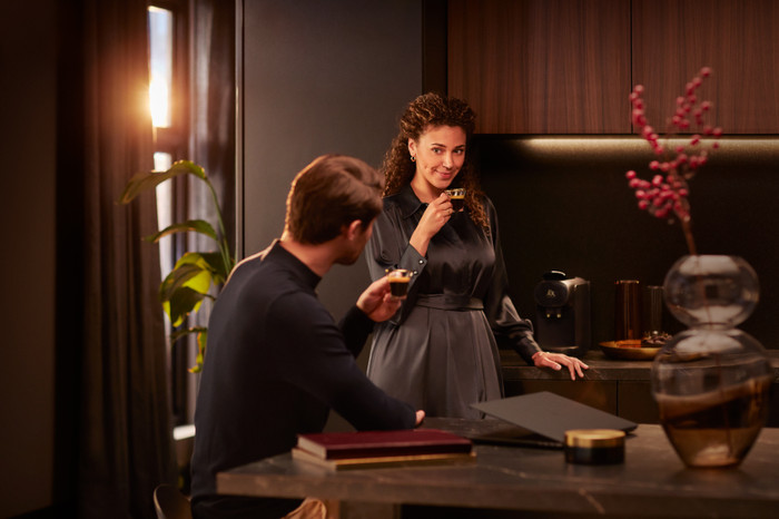 Philips L'OR Barista Sublime LM9012/50 Red product in use