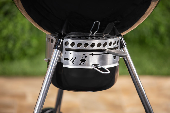 Weber Master Touch Premium E-5770 Zwart product in gebruik
