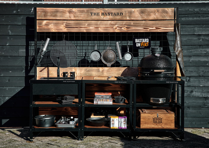 The Bastard Classic Large Solo + The Bastard Raincover Solo product in gebruik