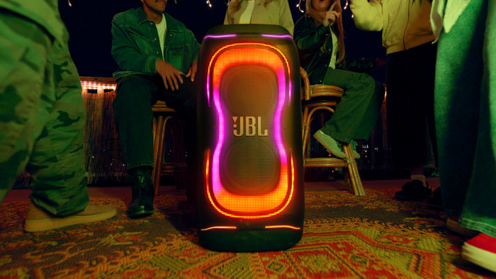 JBL Partybox 330 Wit product in gebruik