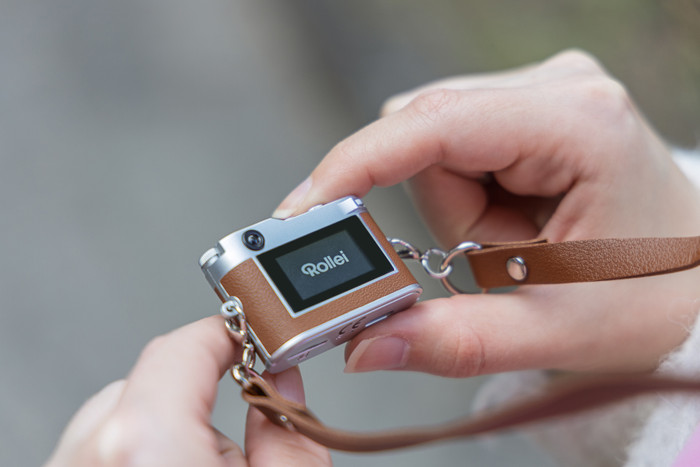 Rollei Mini Digitale Camera Bruin product in gebruik