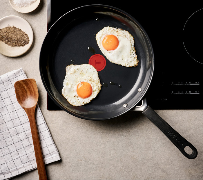 Jamie Oliver by Tefal Easy Cook Ceramic hapjespan met glazen deksel 24 cm product in gebruik