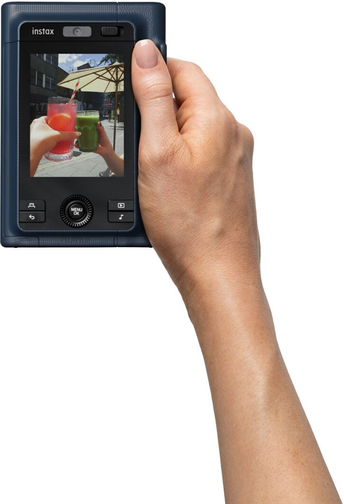 Fujifilm Instax Mini LiPlay+ Midnight Blue product in gebruik