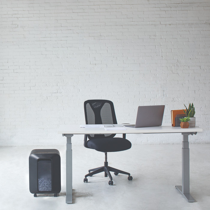 Fellowes Powershred LX201 Black product in use