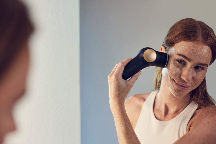 Therabody Theraface Pro All In One Black product in gebruik