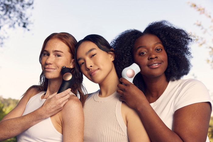 Therabody Theraface Pro All In One Black product in gebruik