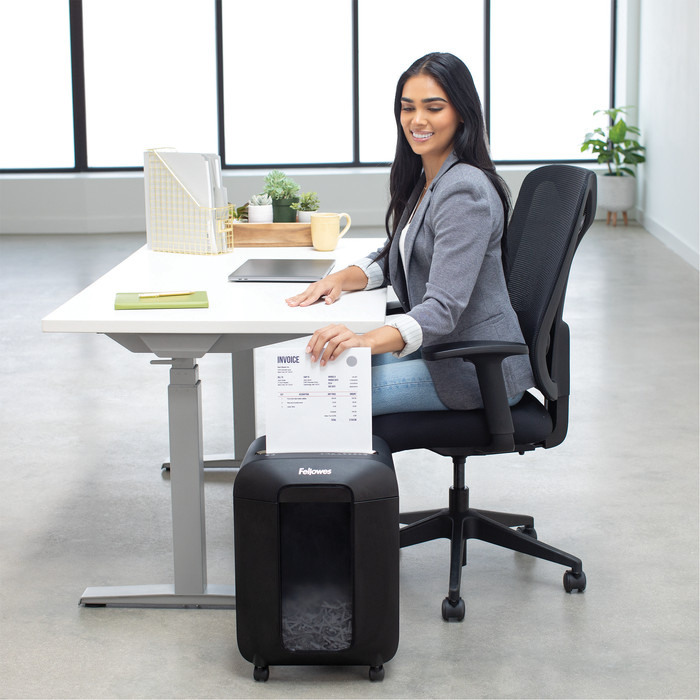 Fellowes LX85 product in use