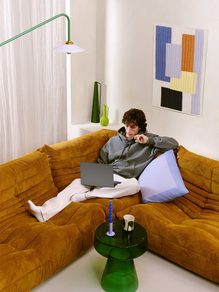 ASUS Vivobook S16 OLED Copilot+ PC M3607GA-SH004W Azerty product in gebruik