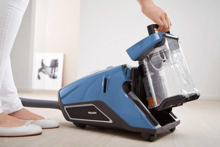 Miele Blizzard CX1 Parquet PowerLine Tech Blue product in use
