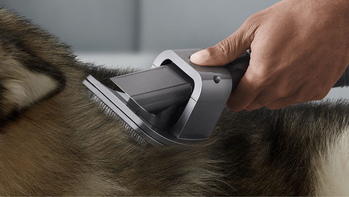 Dyson Pet Grooming Kit product in gebruik