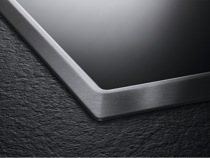 AEG HK634060XB côté gauche