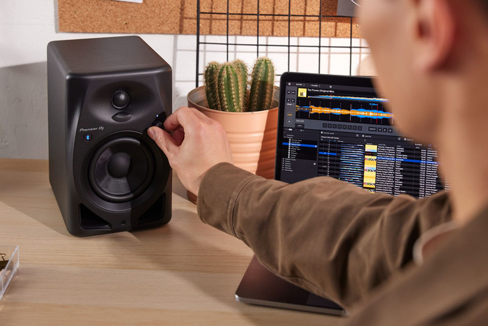Pioneer DJ DDJ-FLX4 + Pioneer DJ HDJ-CUE1 + Pioneer DJ DM-50D-BT Black product in use