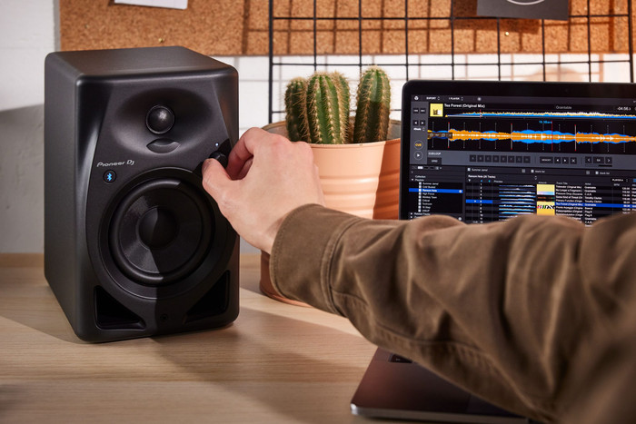 Pioneer DJ DDJ-FLX4 + Pioneer DJ HDJ-CUE1 + Pioneer DJ DM-50D-BT Black product in use