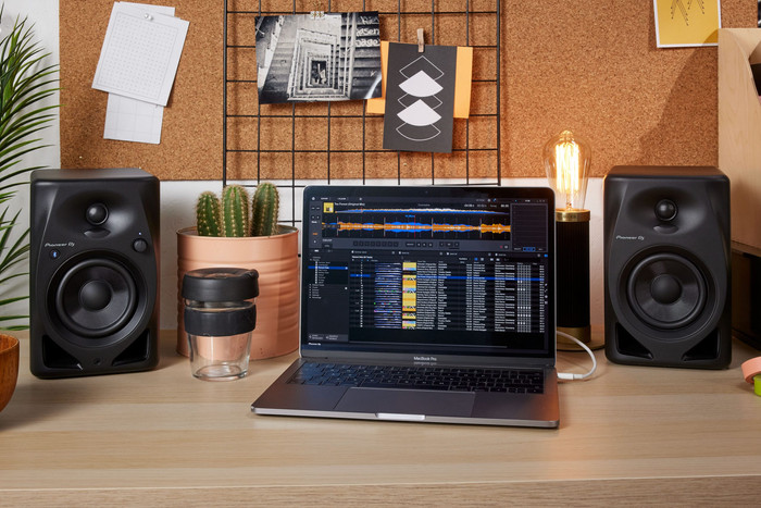 Pioneer DJ DDJ-FLX4 + Pioneer DJ HDJ-CUE1 + Pioneer DJ DM-50D-BT Black product in use