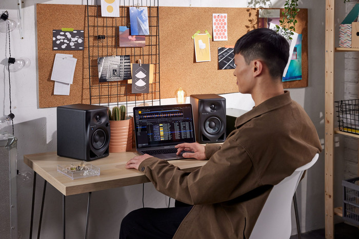 Pioneer DJ DDJ-FLX4 + Pioneer DJ HDJ-CUE1 + Pioneer DJ DM-50D-BT Black product in use
