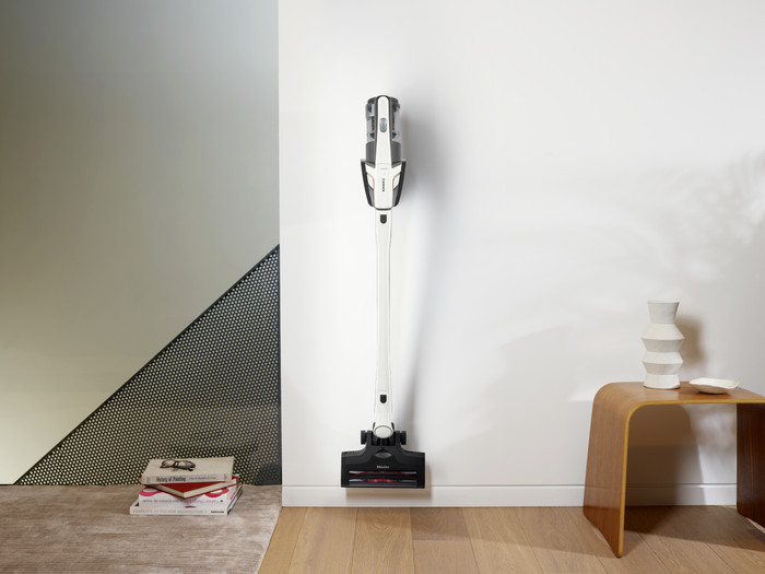 Miele Triflex HX2 Flash Lotus White product in use