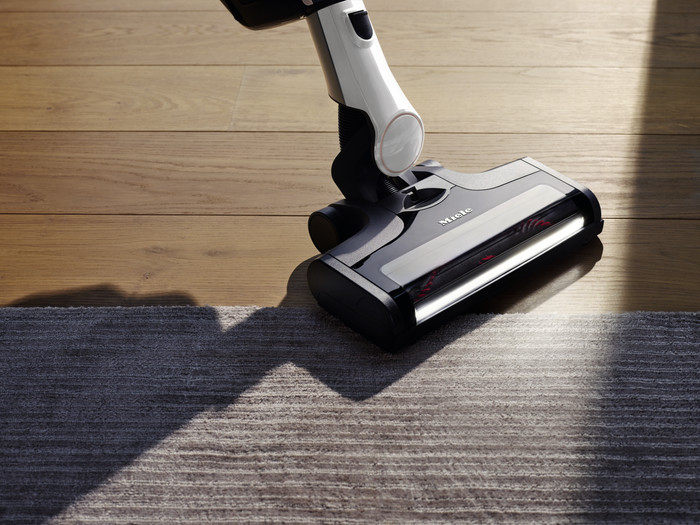 Miele Triflex HX2 Flash Lotus White product in use