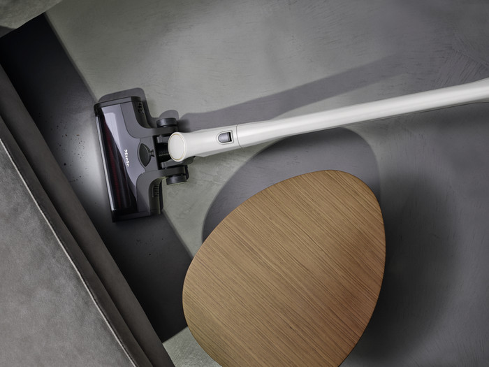 Miele Triflex HX2 Flash Lotus White product in use