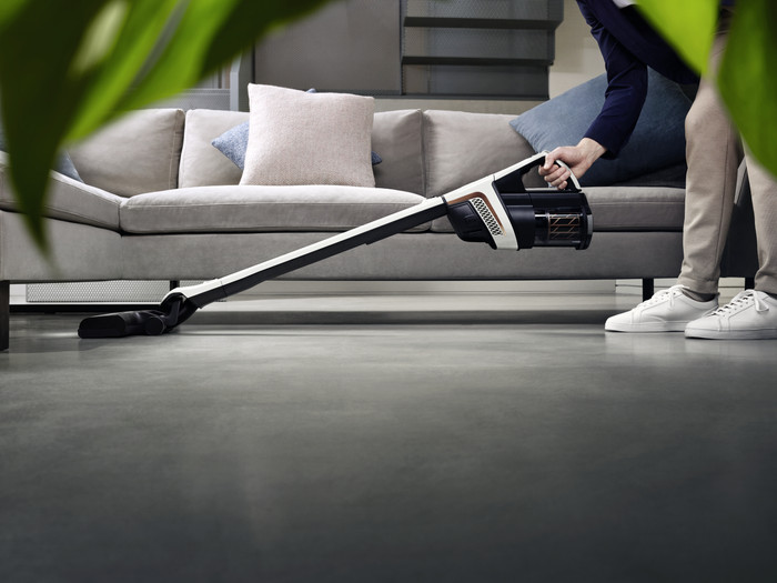 Miele Triflex HX2 Flash Lotus White product in use