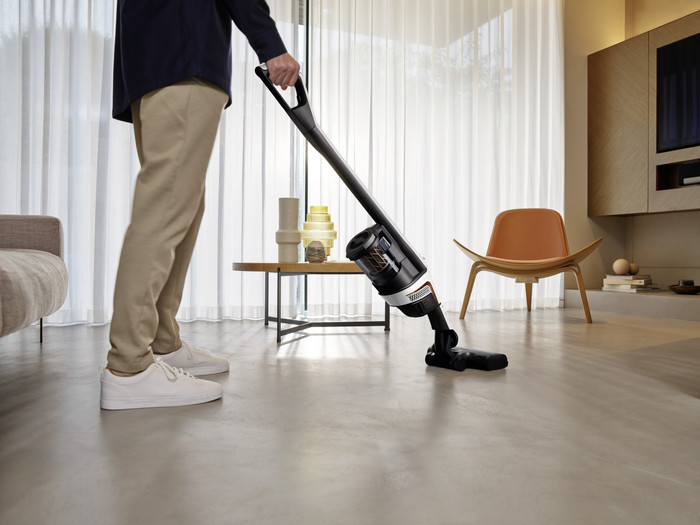 Miele Triflex HX2 Flash Lotus White product in use