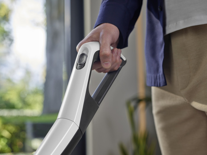 Miele Triflex HX2 Flash Lotus White product in use