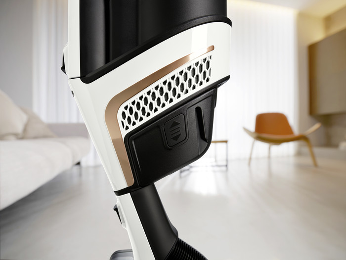 Miele Triflex HX2 Flash Lotus White product in use