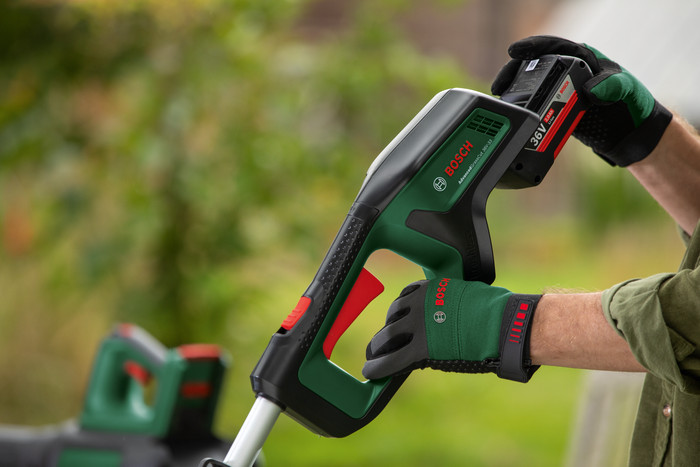 Bosch AdvancedGrassCut 36V-33 product in gebruik