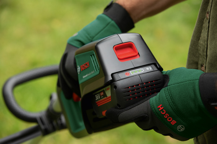 Bosch AdvancedGrassCut 36V-33 product in gebruik