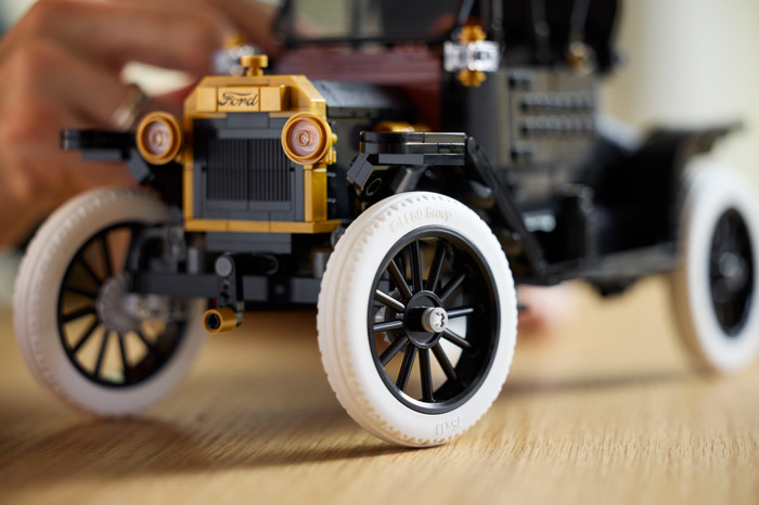 LEGO Icons Ford Model T 11376 product in gebruik