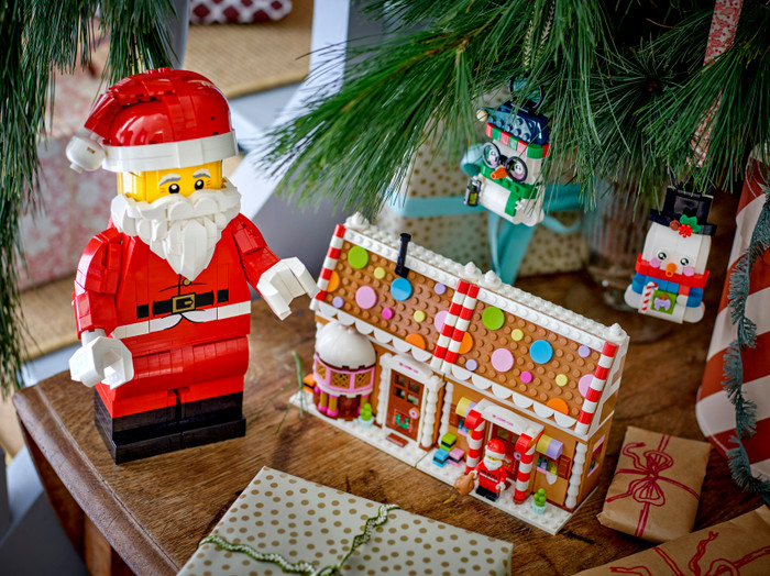 LEGO Large Santa Minifigure 40820 product in use