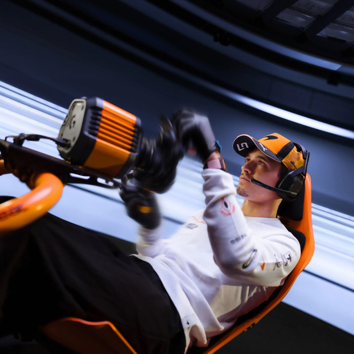 Logitech G RS50 McLaren Racestuur TRUEFORCE PlayStation + PC product in gebruik