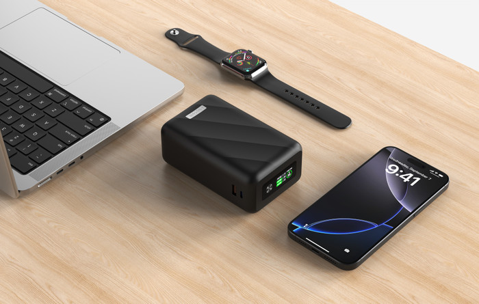 BlueBuilt Power Bank 27.000 mAh met Snelladen 140 Watt product in gebruik