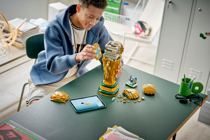 LEGO Editions Officiële FIFA World Cup trofee 43020 product in gebruik