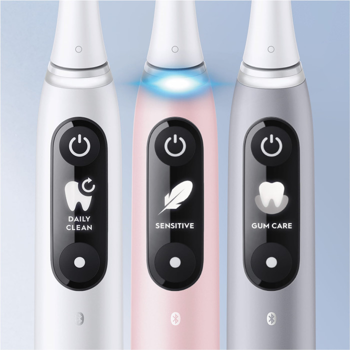 Oral-B iO Series 6N Licht Roze + extra iO Gentle Care opzetborstel detail