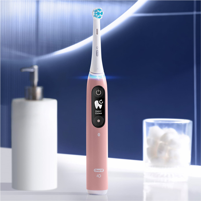 Oral-B iO Series 6N Licht Roze + extra iO Gentle Care opzetborstel product in gebruik