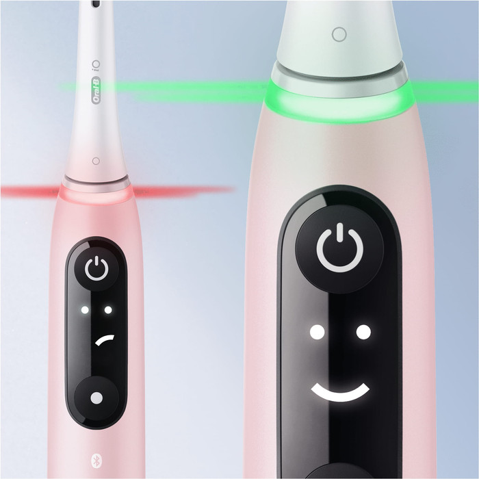 Oral-B iO Series 6N Licht Roze + extra iO Gentle Care opzetborstel product in gebruik