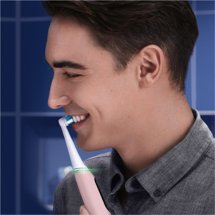 Oral-B iO Series 6N Licht Roze + extra iO Gentle Care opzetborstel product in gebruik