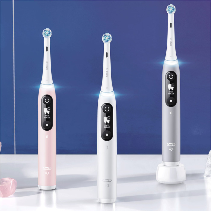 Oral-B iO Series 6N Duo Pack Wit + Roze product in gebruik
