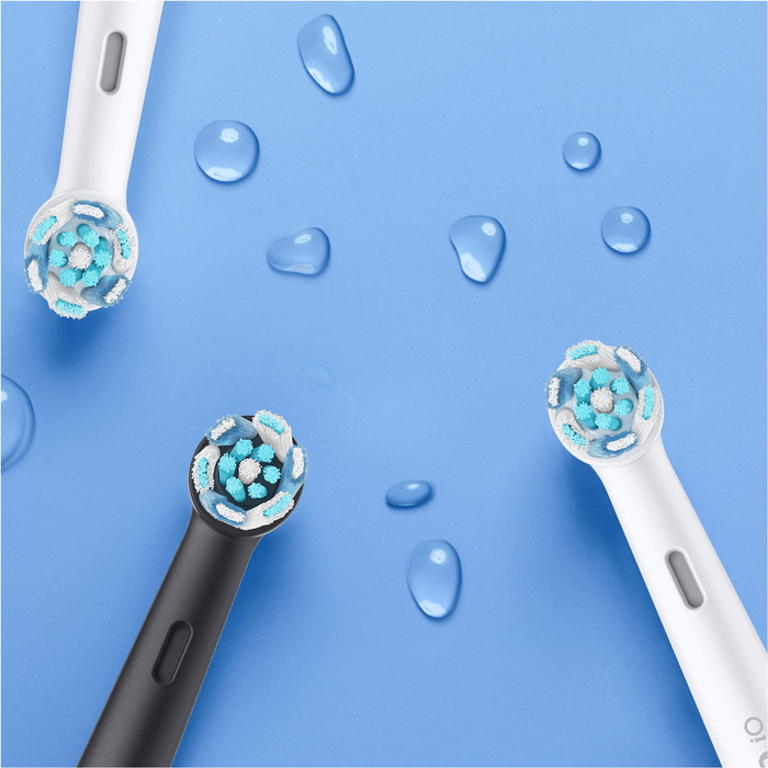 Oral-B iO Series 6N Duo Pack Wit + Roze product in gebruik