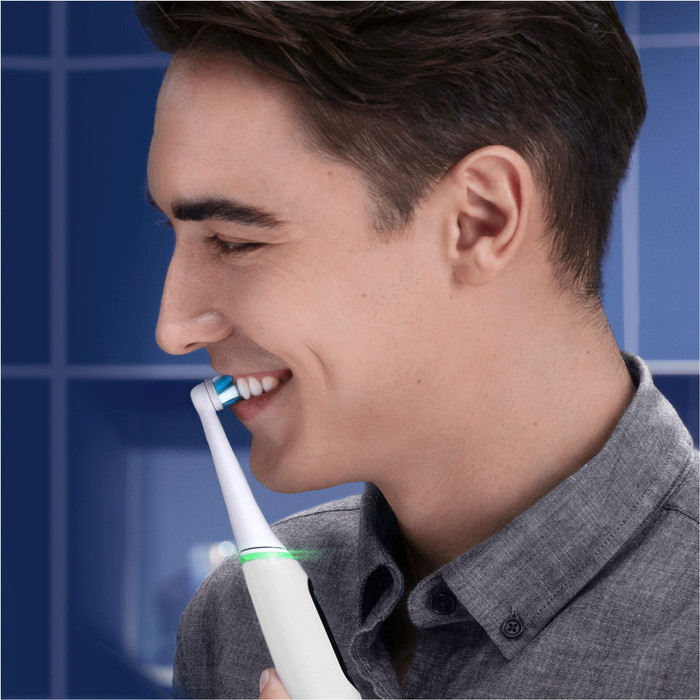 Oral-B iO Series 6N Duo Pack Wit + Roze product in gebruik