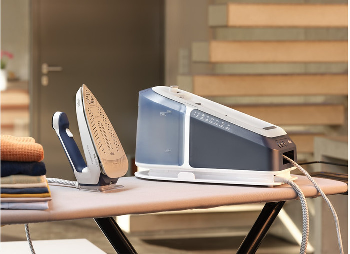 Braun CareStyle 7 IS 7282 BL product in use