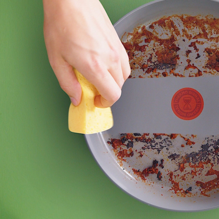 Tefal Renew Ceramic Frying Pan 24cm product in use