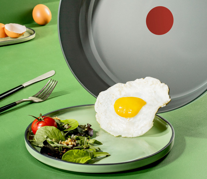 Tefal Renew Ceramic Frying Pan 28cm product in use