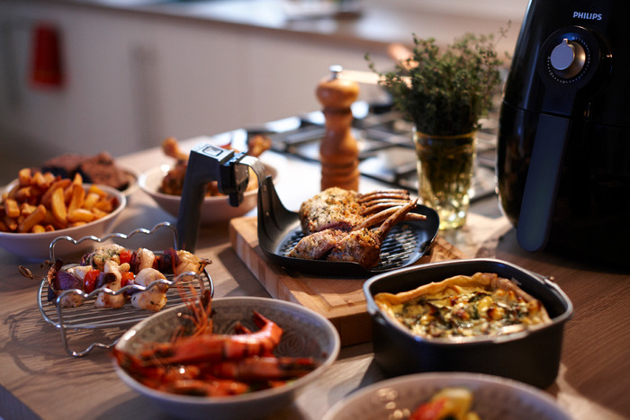 Philips Baking Master Set Airfryer L HD9925/01 product in use