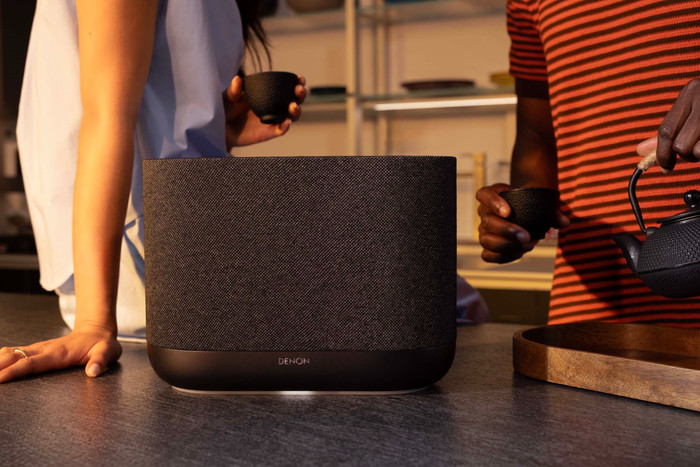 Denon Home 400 Zwart product in gebruik